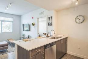 Chic and Modern Getaway with Gym 5 Min to Downtown